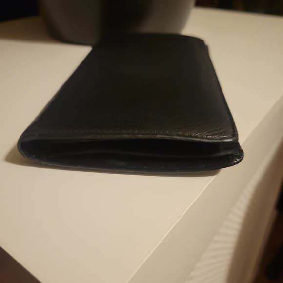 Vintage Authenric CHANEL Black Leather Wallet with Iconic Emblem - Picture 2 of 13